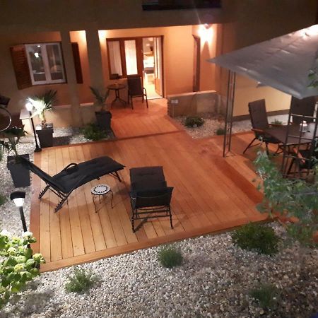 Exclusive City Center Apartment With Garden Ровинь Экстерьер фото