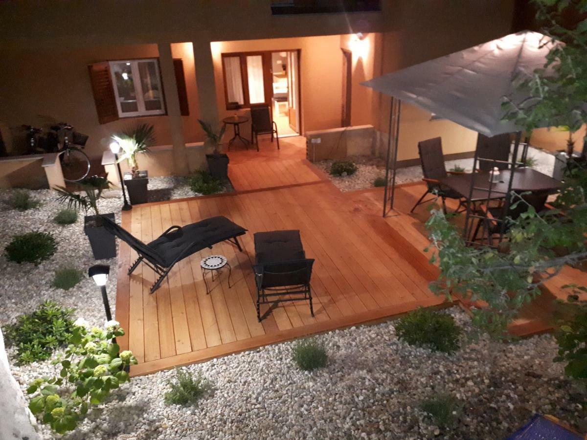 Exclusive City Center Apartment With Garden Ровинь Экстерьер фото