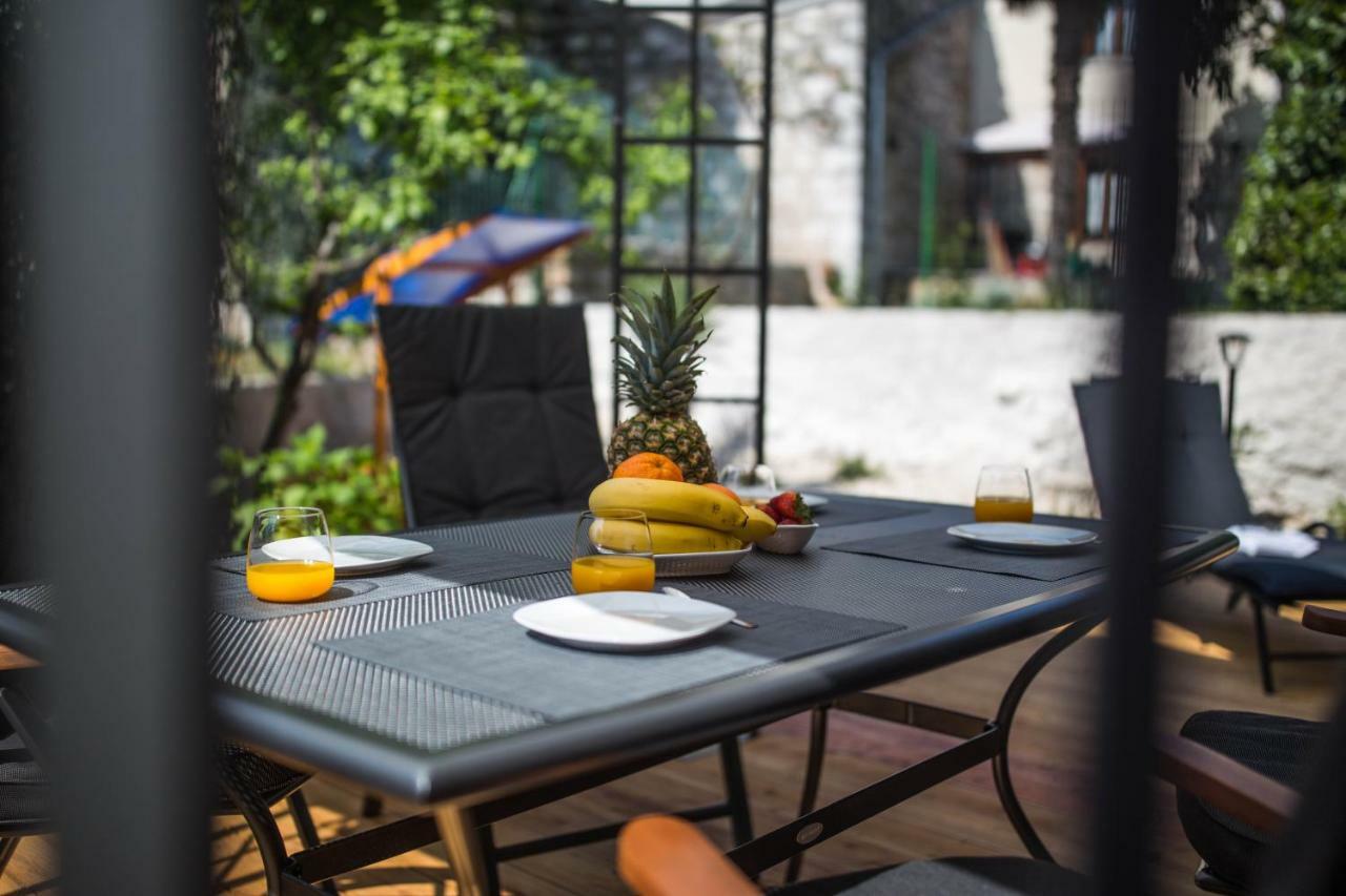 Exclusive City Center Apartment With Garden Ровинь Экстерьер фото