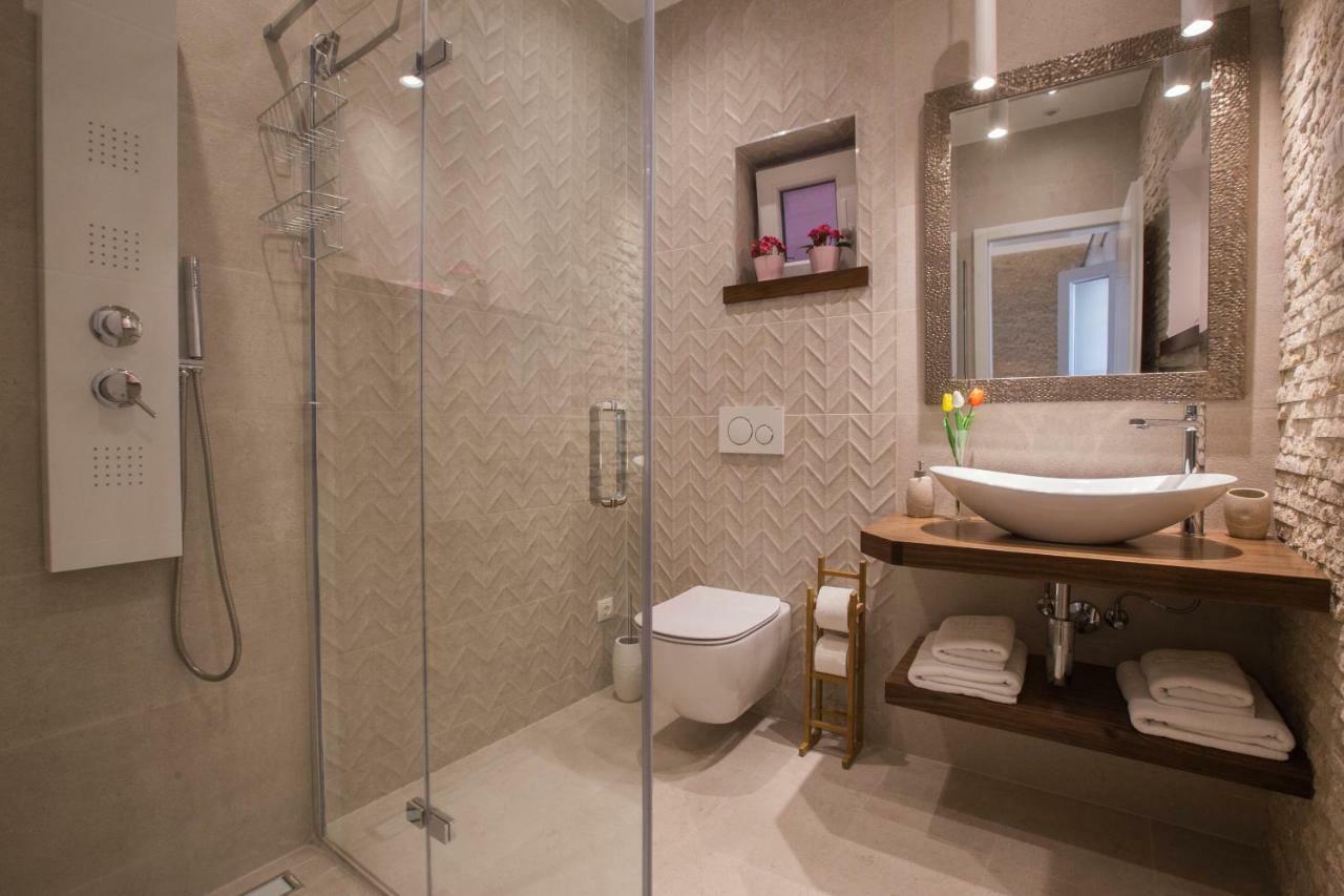 Exclusive City Center Apartment With Garden Ровинь Экстерьер фото